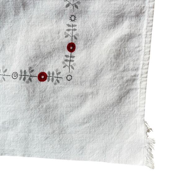 Red & white cotton tablecloth Pennsylvania Dutch motif mid century minor FLAWS - Picture 8 of 10